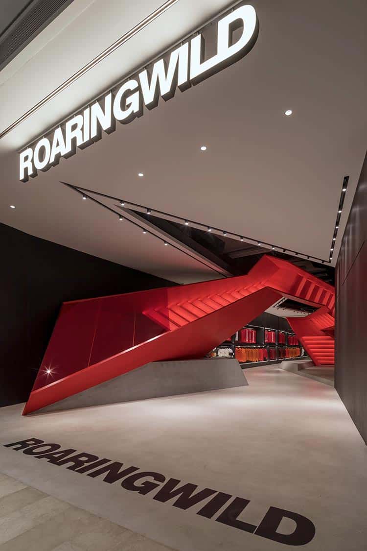Roaringwild. Escalera roja