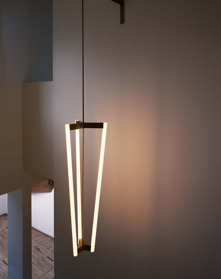 Michael Anastassiades. Diseñador del año en Maison&Objet 2020. Tube Chandelier. Foto: Hélène Binet