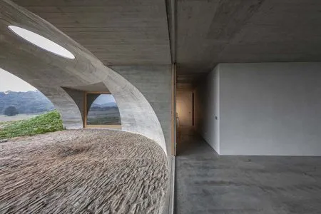 Casa en Monsaraz. Aires Mateus diseña una casa con cubierta verde e integrada en el paisaje
