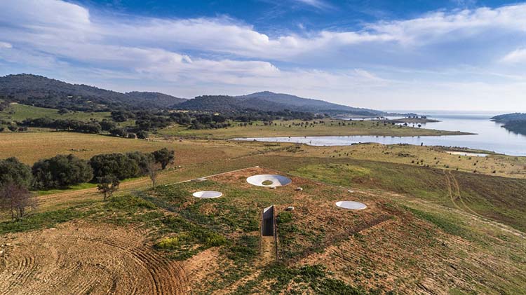Casa en Monsaraz. Aires Mateus diseña una casa con cubierta verde y integrada en el paisaje