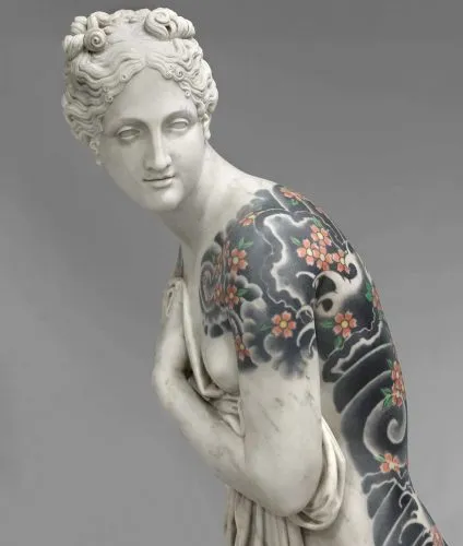 El artista italiano tatúa obras clásicas de mármol blanco de Carrara