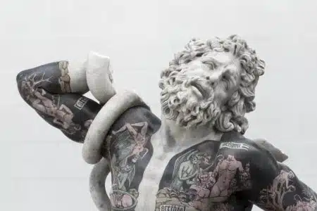 El artista italiano Fabio Viale tatúa obras clásicas de mármol blanco de Carrara