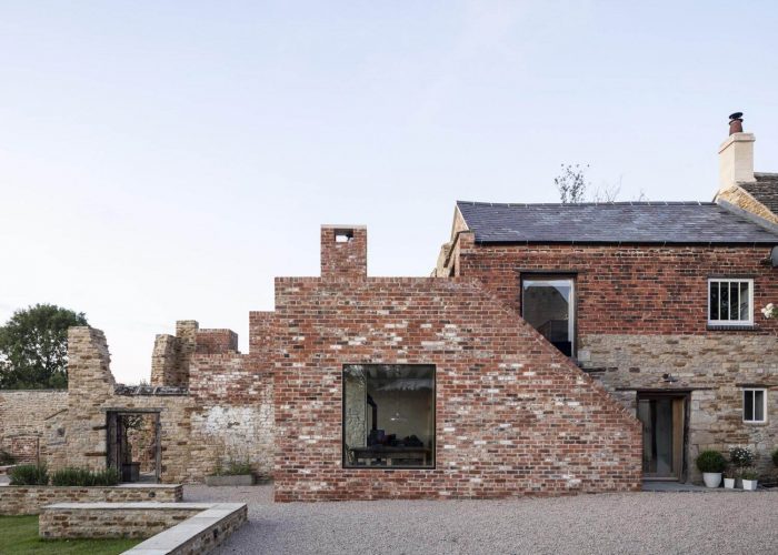The Parchment Works. Will Gamble. Casa dentro de ruinas de ladrillo
