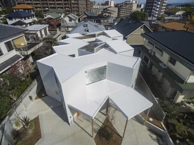 Casa en Hokusetsu. Arquitectura geométrica. Casa japonesa. Tato Architects