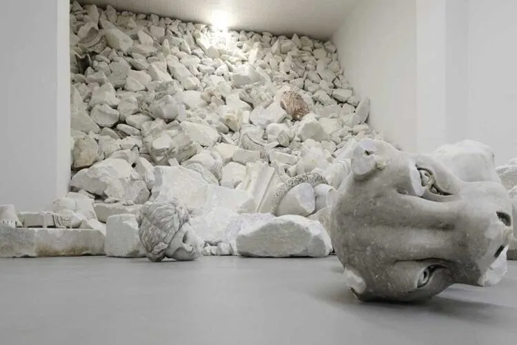 Root’la. Una intervención escultórica monumental de Fabio Viale. Galería Poggiali. Florencia