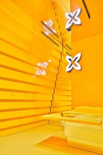 Interiorismo amarillo. Tienda de Múnich en Málaga