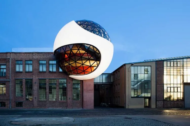Sphere de Oscar Niemeyer. Esfera Futurista de hormigón y vídrio