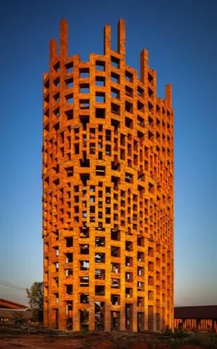 Brick Observation Tower, de The Bangkok Project Studio. Arquitectura de ladrillo y escultura a gran escala