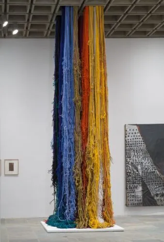 Pillar of Inquiry/Supple Column. Sheila Hicks. Instalaciones artísticas con textiles. Sunbrella