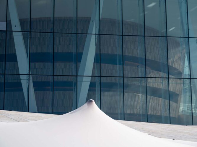 Fluid Tensions. Performance Oslo Opera House. Malin Büllow. artista danesa