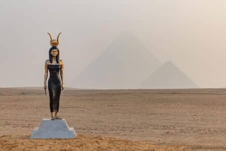 Woman in the Form of Goddess Hatho. Carole A. Feuerman. Forever is now. Pirámides de Giza. Antiguo Egipto.