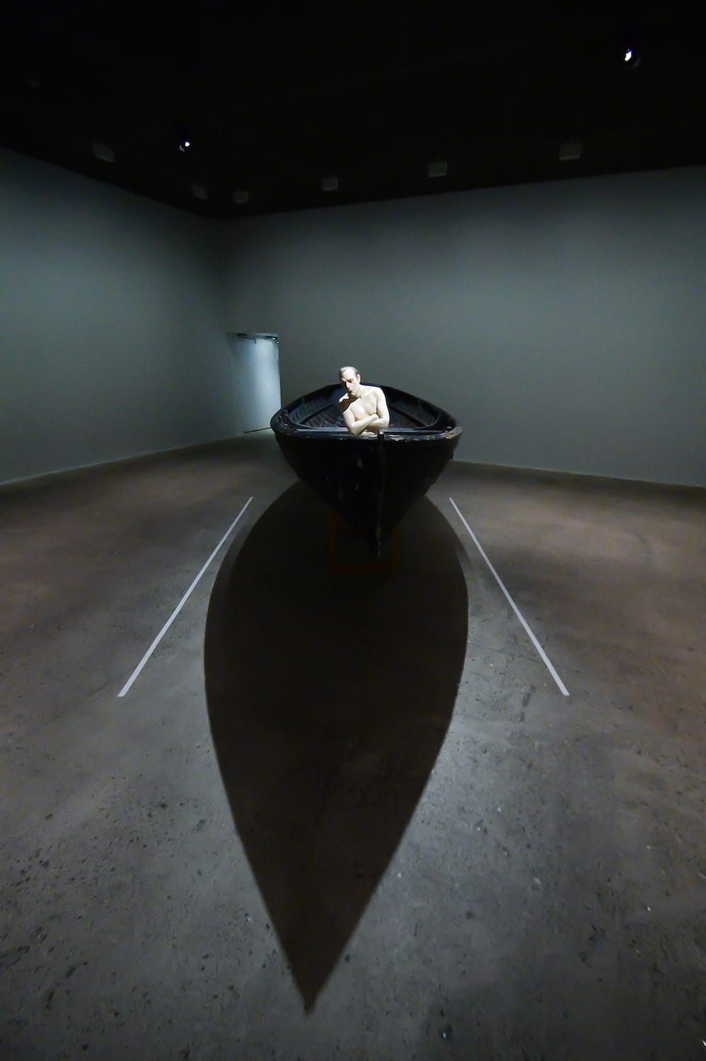 A Man in a Boat. Ron Mueck ROOM Diseño