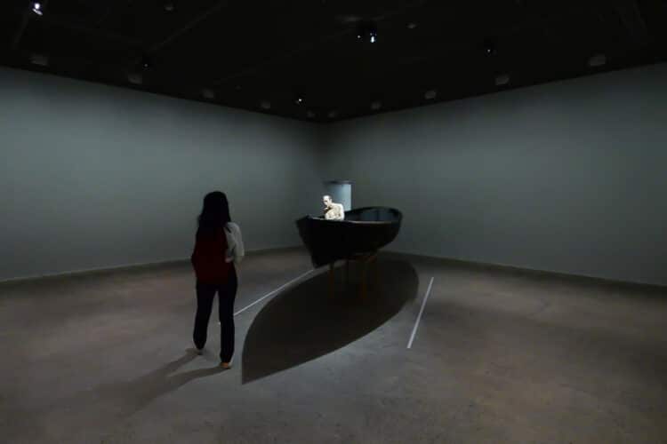 A Man in a Boat. Ron Mueck ROOM Diseño