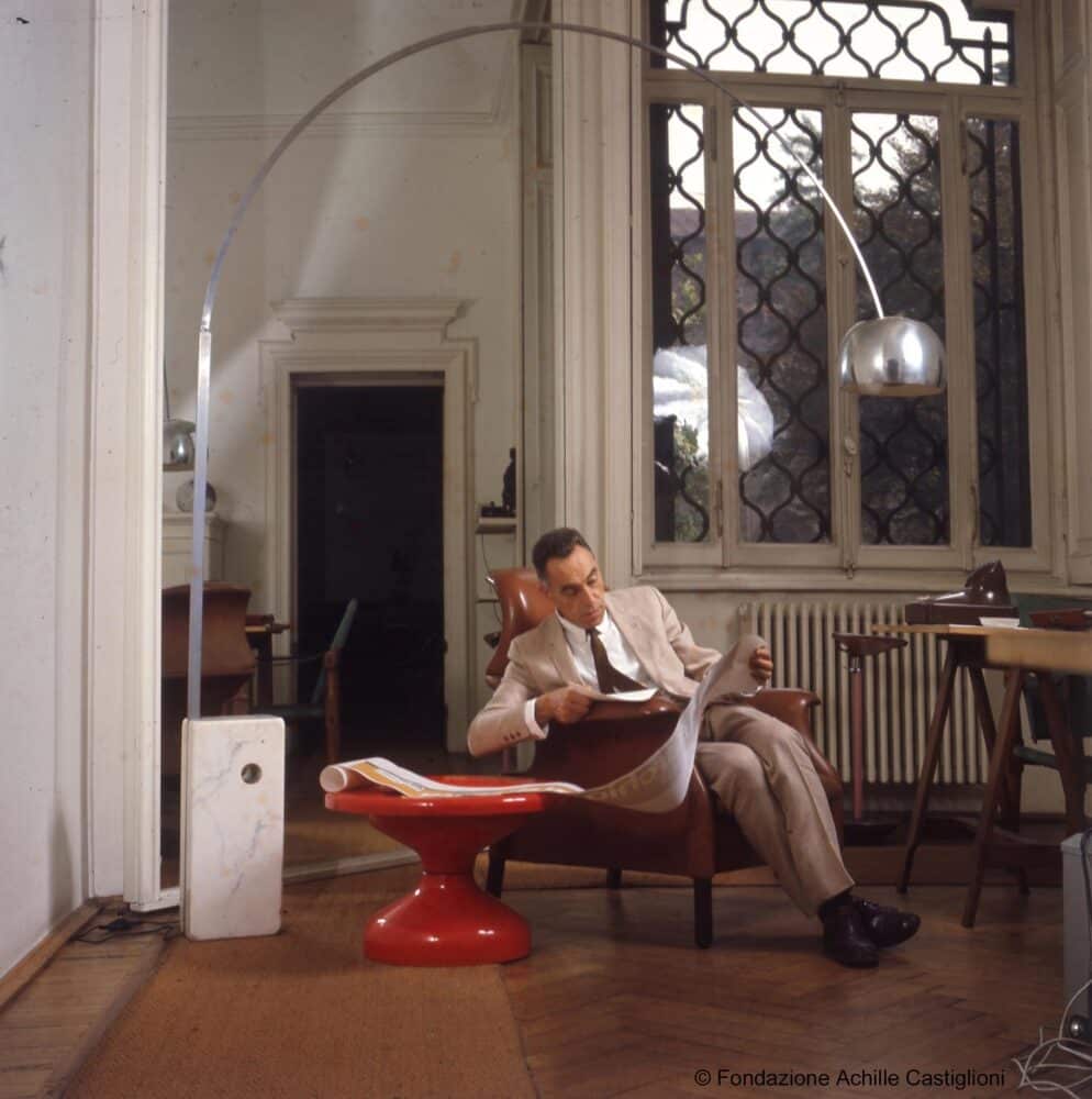 Achille Castiglioni con la lámpara Arco. Foto: © Cortesís Fondazione A. Castiglioni