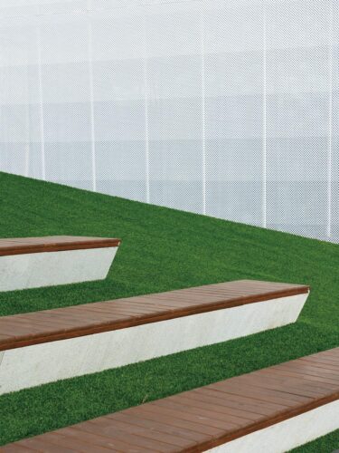 Palacio de congresos. AOE Architecture. Edificio blanco. Chapa perforada