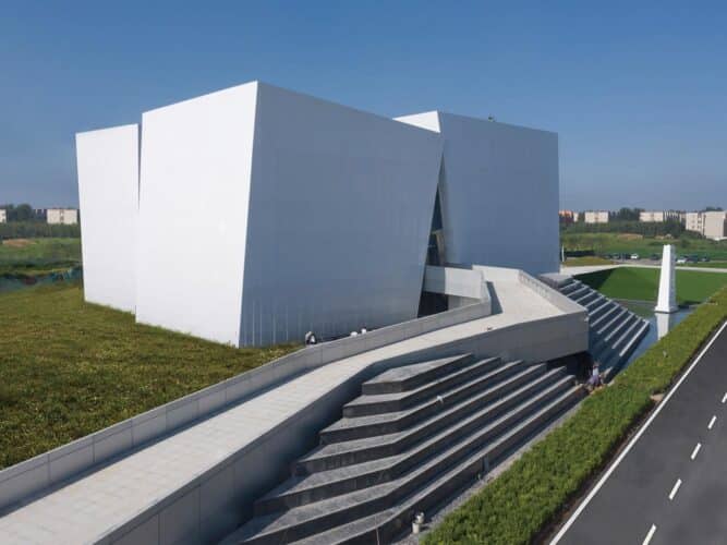 AOE Architecture. Edificio blanco. Chapa perforada