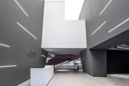 AOE Architecture. Edificio blanco. Chapa perforada