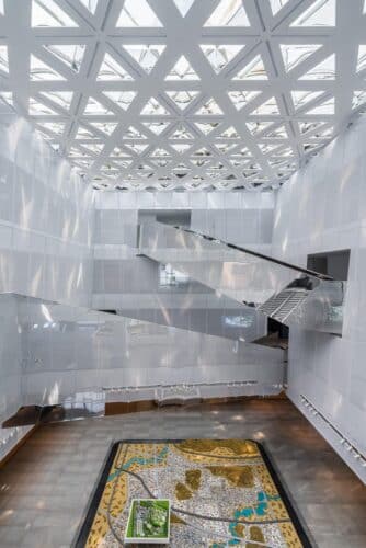 Palacio de congresos. AOE Architecture. Edificio blanco. Chapa perforada