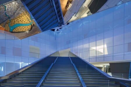 AOE Architecture. Edificio blanco. Chapa perforada