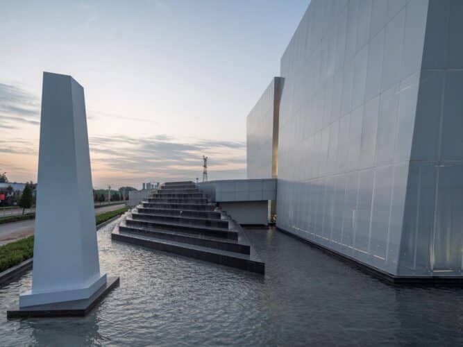 Palacio de congresos. AOE Architecture. Edificio blanco. Chapa perforada