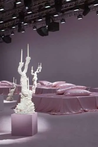 Acne Studios. camas rosas. Palais de Tokyo. desfile de moda. kitsch