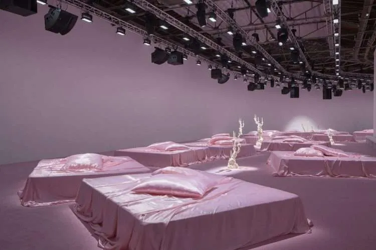Acne Studios. camas rosas. Palais de Tokyo. desfile de moda. kitsch