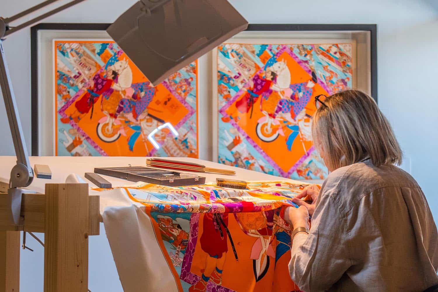 Artesano de Hermès trabajando. Técnica 'velours au sabre'