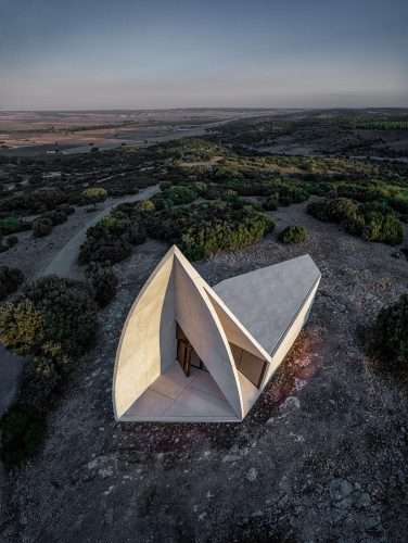 Capilla Sierra La Villa. Capilla moderna de Sancho Madridejos