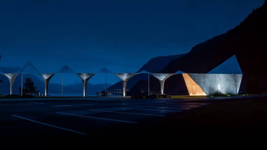 Code Arkitektur un área de descanso en los fiordos de noruegos