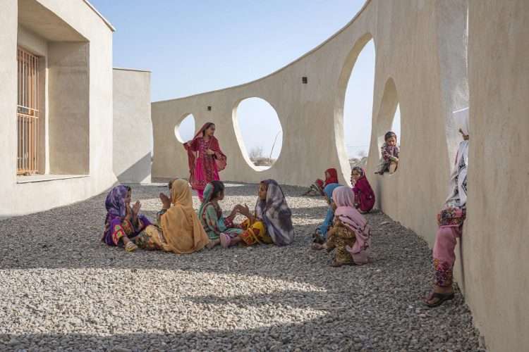 DAAZ Office. Escuela rural en Irán. Arquitectura circular