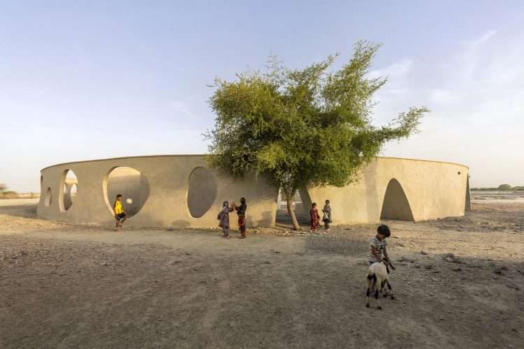 DAAZ Office. Escuela rural en Irán. Arquitectura circular