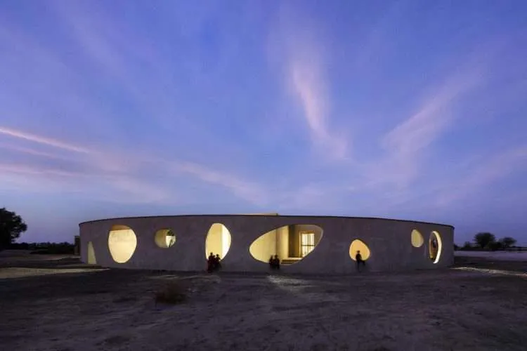 DAAZ Office. Escuela rural en Irán. Arquitectura circular