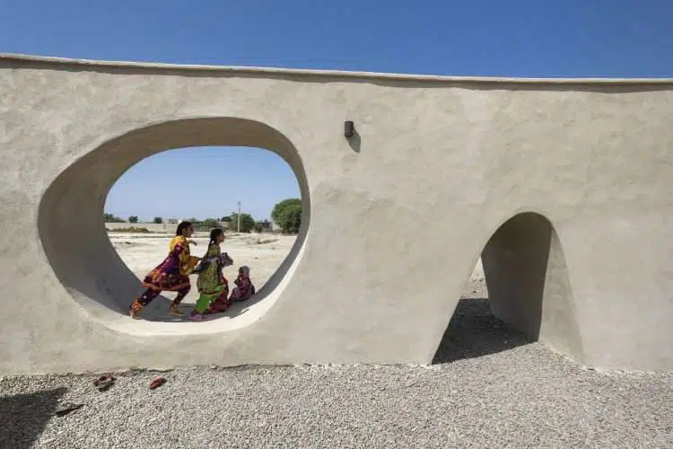 DAAZ Office. Escuela rural en Irán. Arquitectura circular