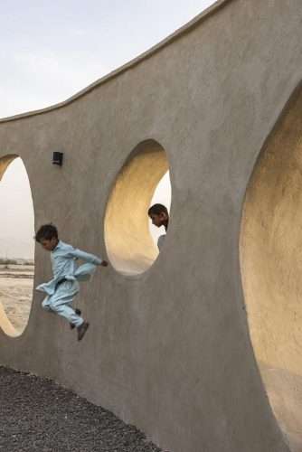 DAAZ Office. Escuela rural en Irán. Arquitectura circular