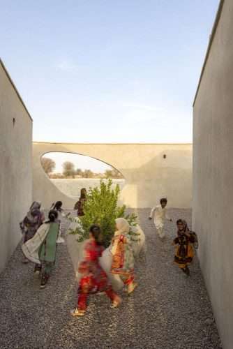 DAAZ Office. Escuela rural en Irán. Arquitectura circular