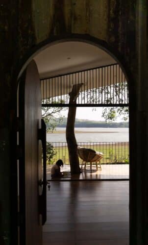 Tree House by the Lake. H2