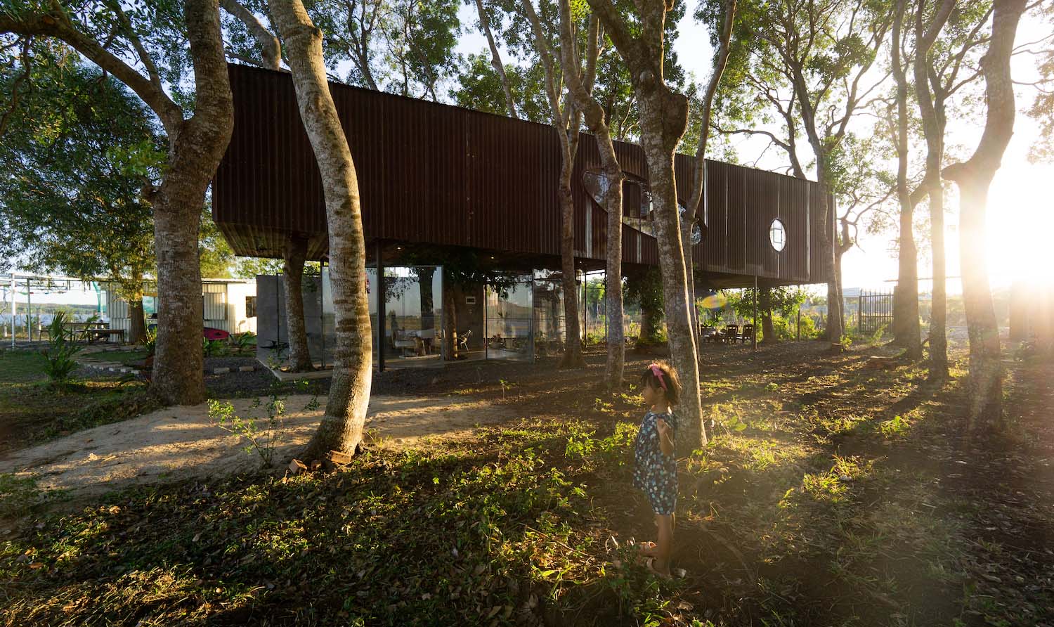 Tree House by the Lake. H2