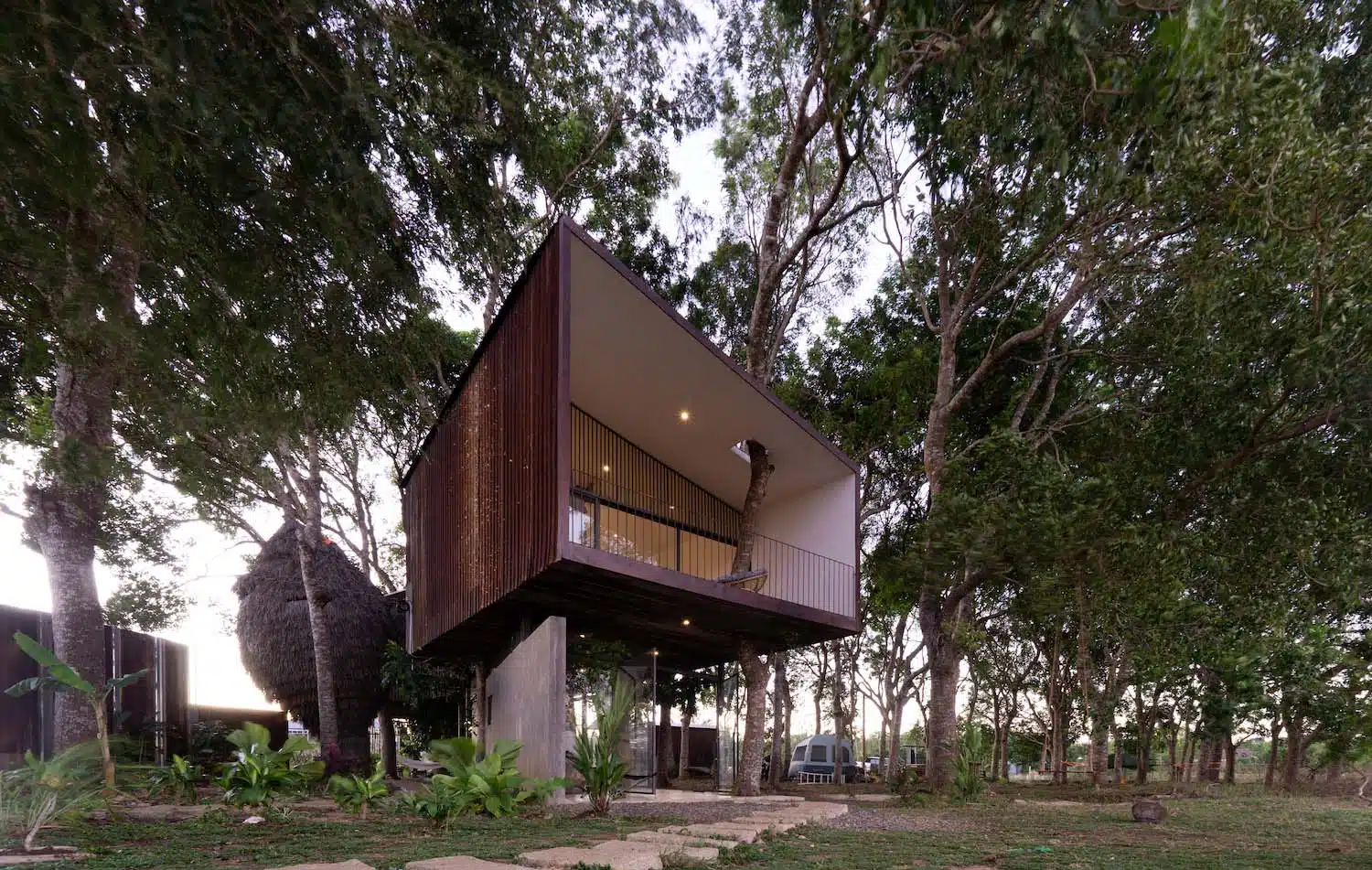 Tree House by the Lake. H2