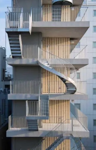Mount Fuji Architects Studio. escaleras en la fachada