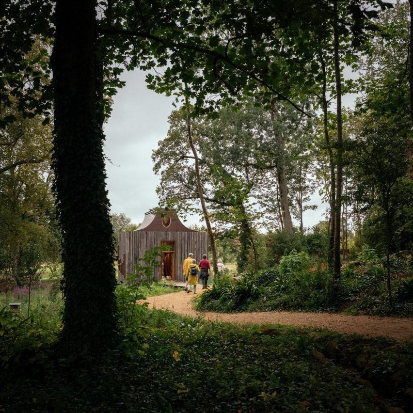 Somerset. casa para abejas. Invisible Studio