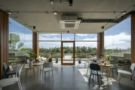 café contemporáneo, oasis circular, Pomelo Amphawa Café, looklen architects