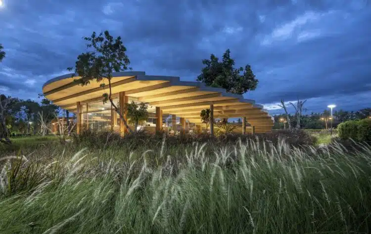 café contemporáneo, oasis circular, Pomelo Amphawa Café, looklen architects