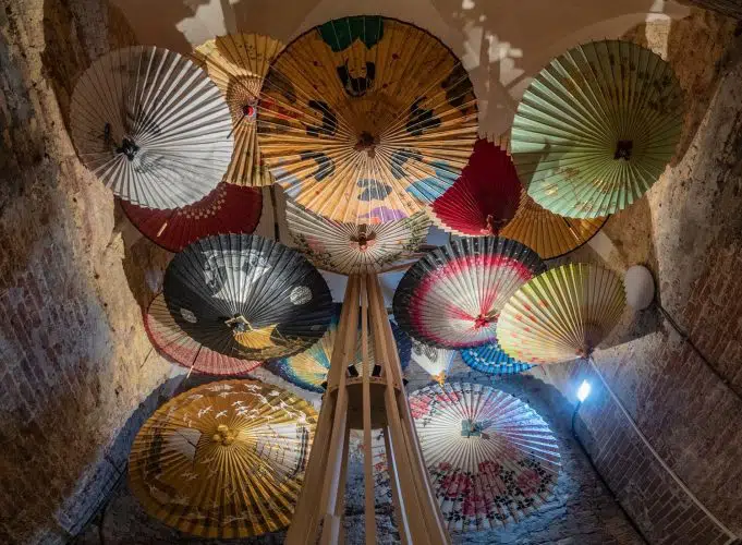 Umbrella Installation. Matsuda Wakasa Artisans. Magnae Chartae © Michelangelo-FoundationHomo Faber. artesanía