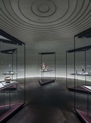 Mario Cucinella. arte etrusco. palacio de Milán