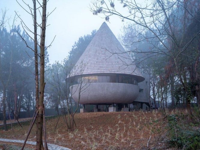 Cabaña en el bosque. forma cónica. ZJJZ Atelier