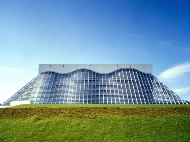 Mycal Cultural and Athletic Center. Shin-Sanda, Japón. Emilio Ambasz. Arquitectura verde. Arquitectura sostenible. Emilio Ambasz. Arquitectura verde. Arquitectura sostenible