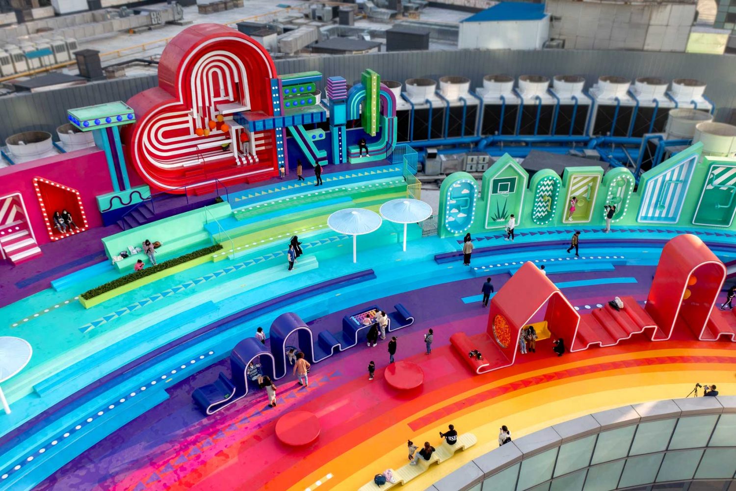Over The Rainbow. Paisajismo urbano en la azotea de un edificio. 100Architects