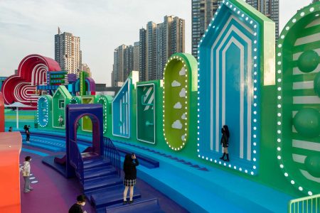Over The Rainbow. Paisajismo urbano en la azotea de un edificio. 100Architects