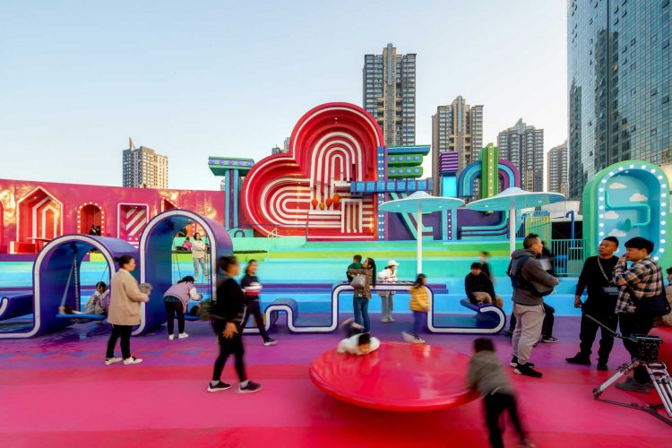 Over The Rainbow. Paisajismo urbano en la azotea de un edificio. 100Architects