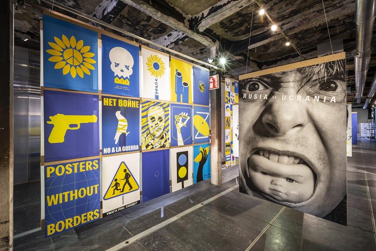 Matadero Madrid. bandera ucraniana. carteles solidarios